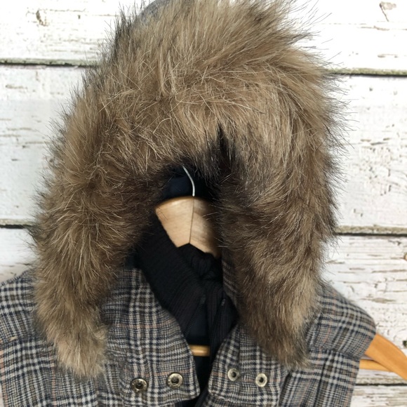 Guess vest with removable fur hood - Picture 6 of 8
